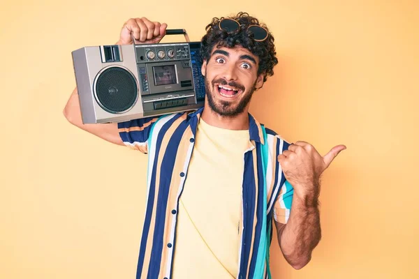 Guapo Joven Con Pelo Rizado Oso Sosteniendo Boombox Escuchando Música —  Fotos de Stock