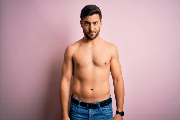 Joven Hombre Fuerte Guapo Con Barba Sin Camisa Pie Sobre —  Fotos de Stock