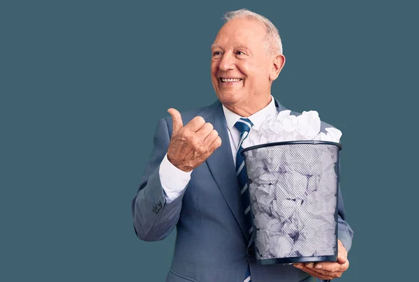 Senior Knappe Grijsharige Man Met Papieren Vuilnisbak Met Verkreukeld Document — Stockfoto