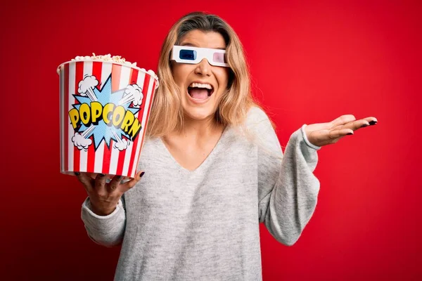 Giovane Bella Donna Bionda Guardare Film Utilizzando Occhiali Mangiare Popcorn — Foto Stock