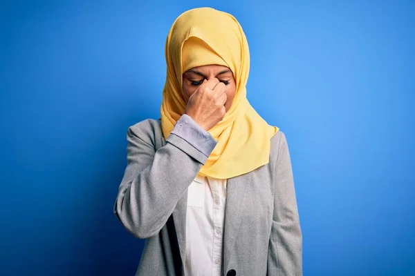 Brunetka Średnim Wieku Biznes Kobieta Noszenie Muzułmański Tradycyjny Hidżab Niebieskim — Zdjęcie stockowe