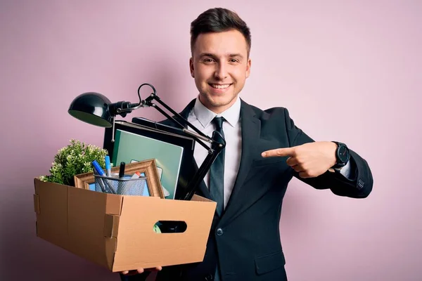 Jonge Knappe Blanke Zakenman Met Kartonnen Doos Werkloosheid Ontslagen Van — Stockfoto