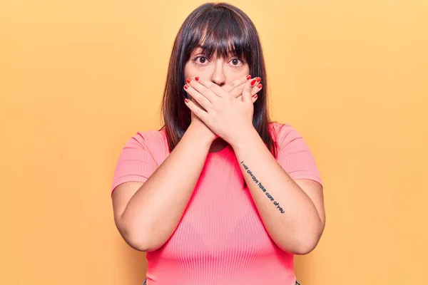 Jonge Size Vrouw Draagt Casual Kleding Geschokt Bedekken Mond Met — Stockfoto