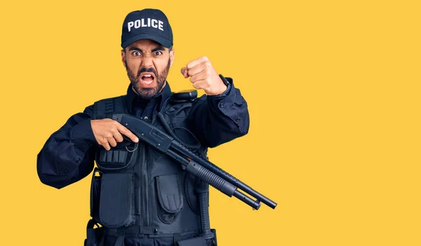Mladý Hispánec Policejní Uniformě Který Držel Brokovnici Zuřivě Frustrovaně Křičel — Stock fotografie