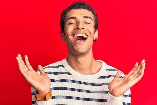 Joven Hombre Amerciano Africano Vistiendo Ropa Casual Celebrando Loco Loco —  Fotos de Stock