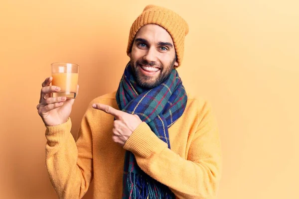 Ung Stilig Man Med Skägg Bär Halsduk Och Ull Mössa — Stockfoto