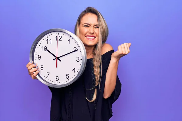 Joven Hermosa Mujer Rubia Haciendo Cuenta Regresiva Usando Reloj Grande —  Fotos de Stock