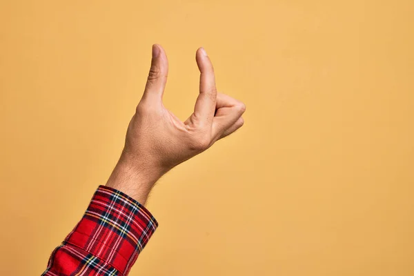 Hand Van Blanke Jongeman Met Vingers Geïsoleerde Gele Achtergrond Plukken — Stockfoto