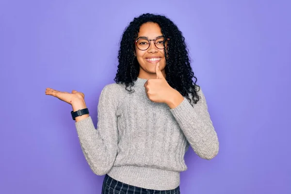 Jonge Afrikaanse Amerikaanse Vrouw Draagt Casual Trui Bril Paarse Achtergrond — Stockfoto