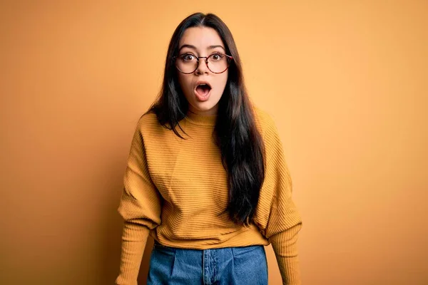 Joven Morena Con Gafas Suéter Casual Sobre Fondo Aislado Amarillo — Foto de Stock