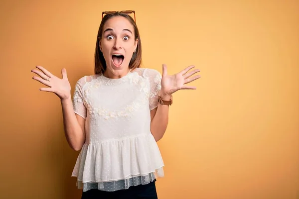 Giovane Bella Donna Indossa Casual Shirt Occhiali Sole Sfondo Giallo — Foto Stock