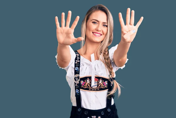 Joven Hermosa Mujer Rubia Con Vestido Oktoberfest Mostrando Apuntando Hacia — Foto de Stock