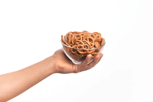 Mão Caucasiano Jovem Segurando Tigela Com Pretzels Assados Sobre Fundo — Fotografia de Stock