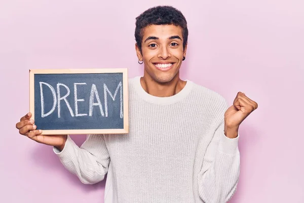 Jonge Afrikaans Amerikaanse Man Die Schoolbord Houdt Met Dromenwoord Schreeuwend — Stockfoto