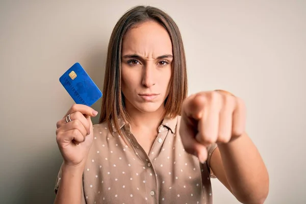 Junge Schöne Kundin Mit Kreditkarte Für Die Zahlung Auf Weißem — Stockfoto