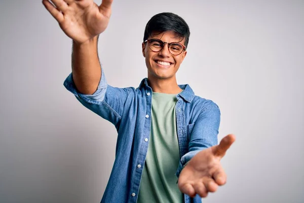 Mladý Pohledný Muž Neformální Košili Brýlích Izolovaném Bílém Pozadí Dívá — Stock fotografie