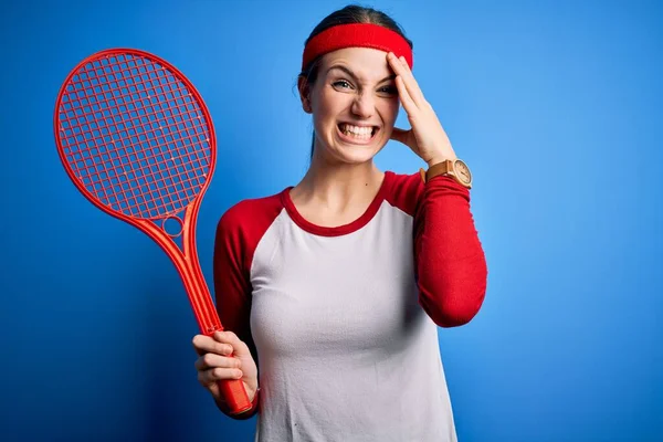 Young Beautiful Redhead Sportswoman Playing Tennis Using Racket Blue Background — Stock Photo, Image