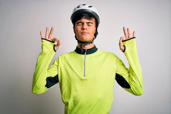 자전거 헬멧을 잘생긴 자전거 선수가 손가락으로 동작을 긴장을 미소짓는다 — 스톡 사진