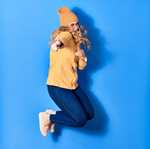 Joven Hermosa Mujer Caucásica Vistiendo Ropa Casual Invierno Sonriendo Feliz — Foto de Stock