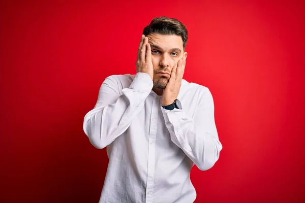 Jovem Homem Negócios Com Olhos Azuis Vestindo Camisa Elegante Sobre — Fotografia de Stock