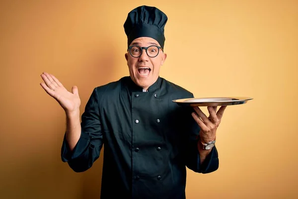 Mesero Guapo Pelo Gris Mediana Edad Con Uniforme Cocina Bandeja —  Fotos de Stock