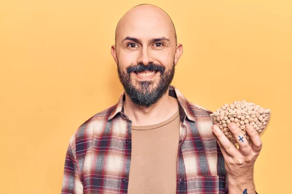 Jonge Knappe Man Met Kikkererwten Kom Kijken Positief Gelukkig Staan — Stockfoto