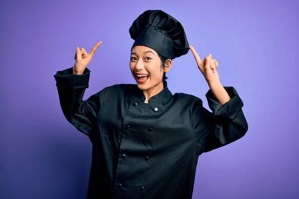 Joven Hermosa Mujer Chef China Con Uniforme Cocina Sombrero Sobre — Foto de Stock