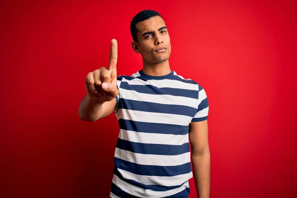 Bonito Homem Afro Americano Vestindo Camiseta Listrada Casual Sobre Fundo — Fotografia de Stock