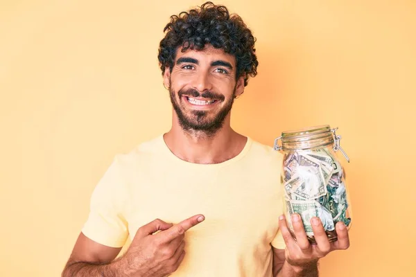 Guapo Joven Con Pelo Rizado Oso Sosteniendo Frasco Con Ahorros —  Fotos de Stock