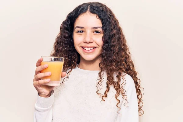 Bella Ragazza Con Capelli Ricci Bere Bicchiere Succo Arancia Guardando — Foto Stock