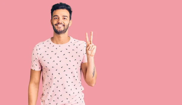 Homem Hispânico Bonito Jovem Vestindo Roupas Casuais Sorrindo Com Rosto — Fotografia de Stock