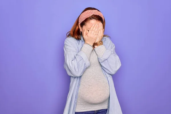Young Beautiful Redhead Pregnant Woman Expecting Baby Isolated Purple Background — Stock Photo, Image
