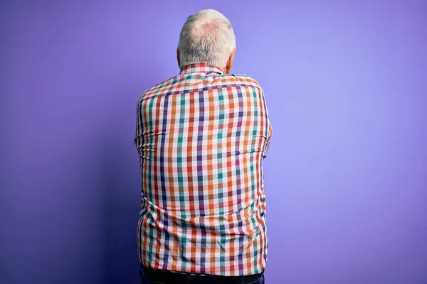 Senior Knappe Hijgende Man Draagt Casual Kleurrijke Shirt Geïsoleerde Paarse — Stockfoto