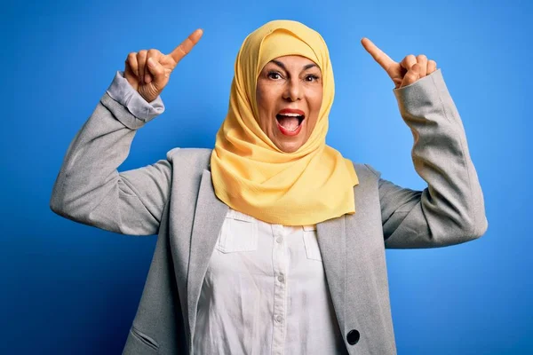 Middelbare Leeftijd Brunette Zakenvrouw Dragen Moslim Traditionele Hijab Blauwe Achtergrond — Stockfoto