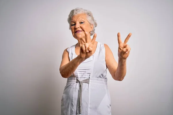 Senior Hermosa Mujer Pelo Gris Con Vestido Verano Casual Sobre —  Fotos de Stock