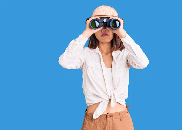 Junge Schöne Chinesische Mädchen Mit Forscherhut Mit Fernglas Denken Haltung — Stockfoto