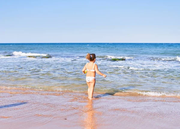 Liebenswertes Blondes Kind Bikini Das Strand Mit Wasser Spielt — Stockfoto