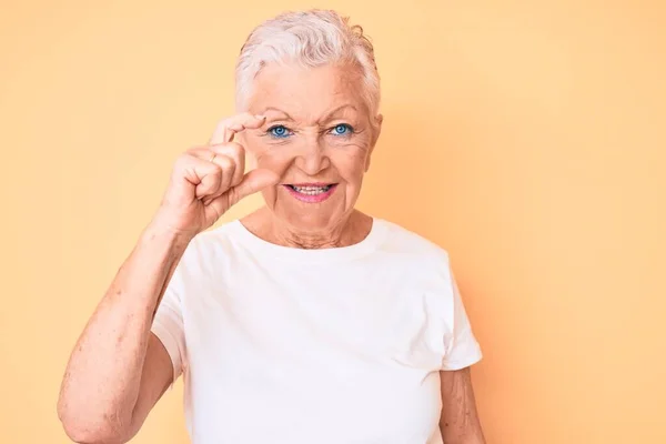 Senior Bella Donna Con Gli Occhi Azzurri Capelli Grigi Indossa — Foto Stock