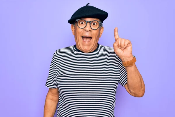 Senior Pohledný Chraptivý Muž Francouzským Baretem Brýlemi Stojící Nad Fialovým — Stock fotografie