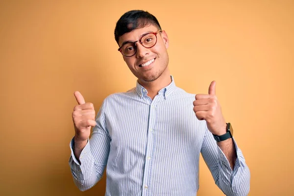 Homem Negócios Hispânico Bonito Jovem Usando Óculos Nerd Sobre Sinal — Fotografia de Stock