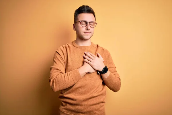 Sarı Arka Planda Gözlük Takan Yakışıklı Beyaz Bir Adam Elleri — Stok fotoğraf