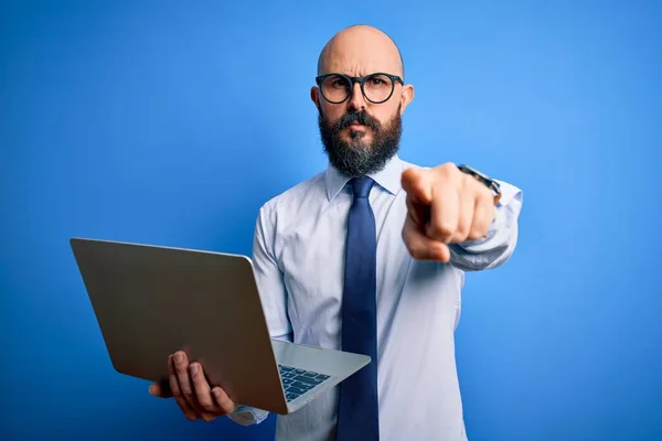 Bonito Homem Negócios Careca Com Barba Trabalhando Usando Laptop Sobre — Fotografia de Stock