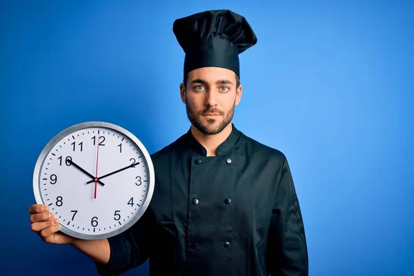 Jeune Homme Beau Cuisinier Avec Barbe Portant Uniforme Tenant Horloge — Photo