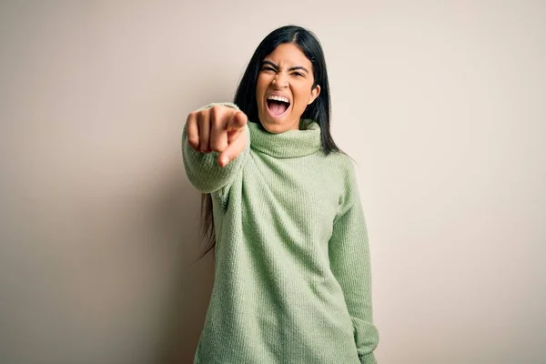 Joven Mujer Hispana Hermosa Vistiendo Suéter Invierno Verde Sobre Fondo —  Fotos de Stock