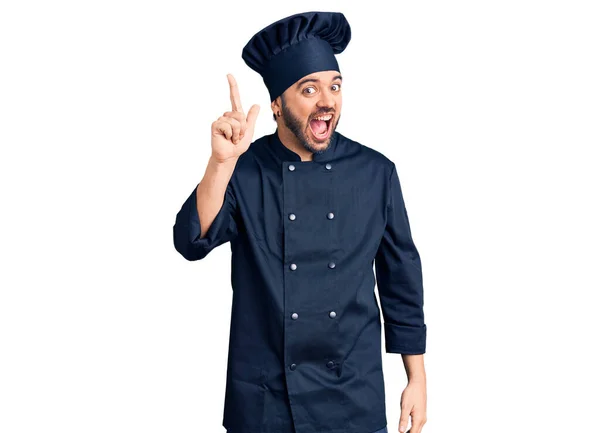 요리사 복장을 스페인 남자가 성공적 생각으로 손가락을 가리키고 있습니다 행복하고 — 스톡 사진