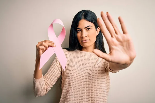 Ung Vacker Latinamerikansk Kvinna Som Håller Bröstcancer Medvetenhet Rosa Band — Stockfoto