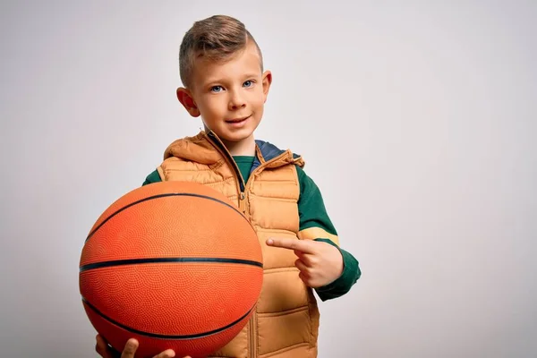 Jovem Garoto Esportivo Caucasiano Jogando Basquete Segurando Bola Laranja Sobre — Fotografia de Stock