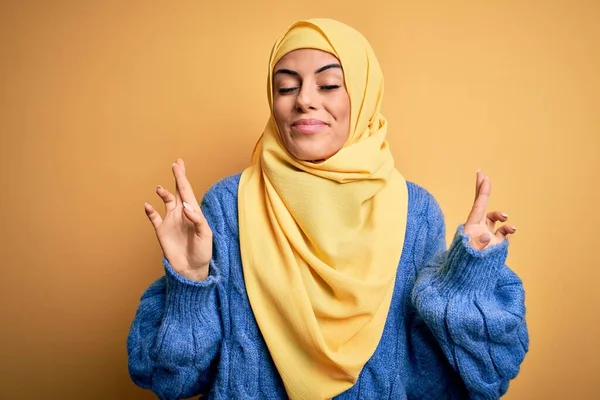 Jovem Mulher Muçulmana Morena Bonita Vestindo Hijab Árabe Sobre Fundo — Fotografia de Stock