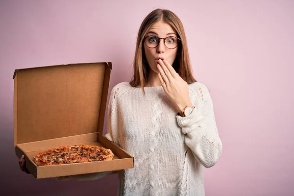 Piękna Ruda Kobieta Trzymająca Pudełko Włoską Świeżą Pizzą Różowym Tle — Zdjęcie stockowe