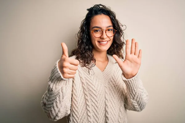 Schöne Frau Mit Lockigem Haar Trägt Lässigen Pullover Und Brille — Stockfoto